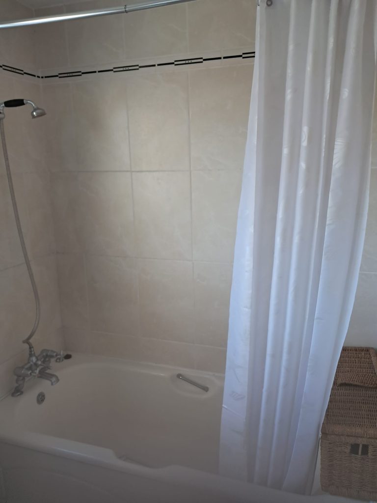 Cabinteely, Dublin 18 (D18). Double bedroom, own bathroom. €240 p/m